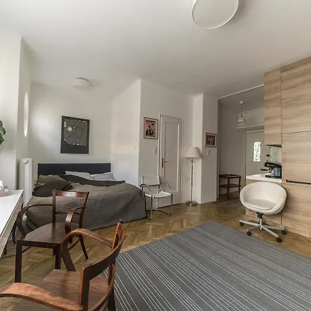 Apartment Cozy Little With Baby Crib *